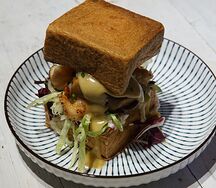 Круассан Ramekin с креветкой и маринованным яйцом