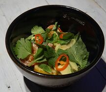 Салат с авокадо и томатами кимчхи