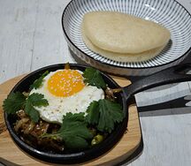 Теппанъяки с глазуньей