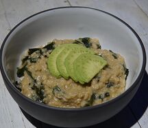 Овсяная каша с авокадо и мисо