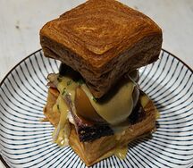 Круассан Ramekin с говядиной и маринованным яйцом