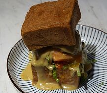 Круассан Ramekin с лососем и маринованным яйцом