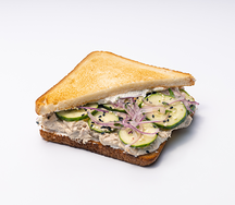 Сэндвич с курицей, крем-чизом, овощами и арахисом