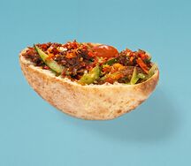 Пита с рваной говядиной, йогуртом и томатным соусом