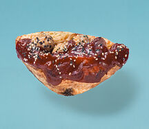 Пита с фрикадельками, картофелем фри, брусничным соусом и сыром