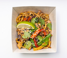 Вок с курицей, овощами и азиатским соусом и жареным кунжутом