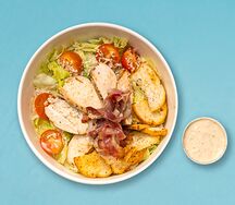 Салат Цезарь с цыпленком и беконом