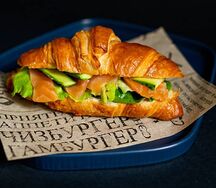 Круассан с лососем