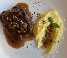Телячьи щёчки с картофельным пюре