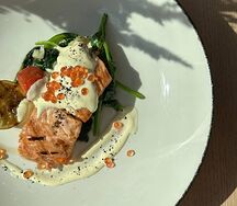 Стейк из лосося с обжаренным шпинатом в сливочном соусе