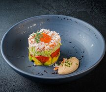 Салат с камчатским крабом и красной икрой