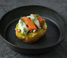 Печеный картофель с копченым палтусом и лососем