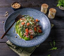 Салат с авокадо, форелью слабой соли и сыром страчателла