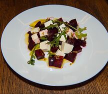 Салат со свеклой, рукколой и сыром Фета
