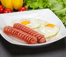 Яичница с сосиской