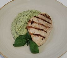 Куриная грудка на гриле с картофельным пюре и соусом из базилика