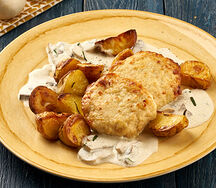 Котлетки из куриного филе в сливочно-грибном соусе с запеченным картофелем