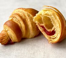 Круассан с малиной 