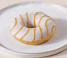 Донат сдобный с карамельной начинкой и белой глазурью