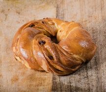 Булочка с изюмом