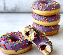 Донат сдобный с черничной начинкой