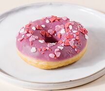 Донат сдобный с клубничной начинкой и конфетти