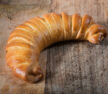 Рогалик с чёрной смородиной