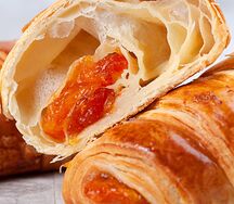 Круассан с абрикосовой начинкой