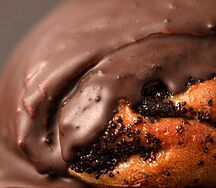 Булочка с маком в шоколаде