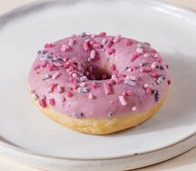 Донат с начинкой из лесных ягод