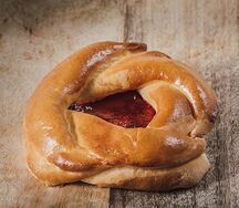 Булочка с вишней