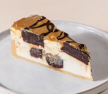 Чизкейк с брауни и карамелью