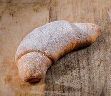 Булочка с клубникой