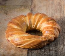 Булочка с малиной