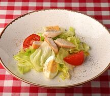 Салат с редисом, огурцом и яйцом