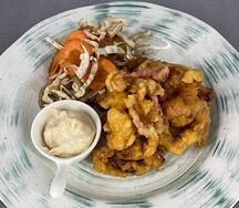 Щупальца кальмара с соусом из тунца