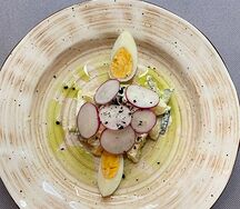 Овощной салат с картофелем и копченой сметаной