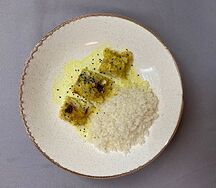 Треска в кляре с рисом и соусом карри