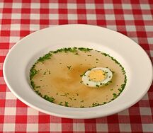 Куриный бульон с яйцом