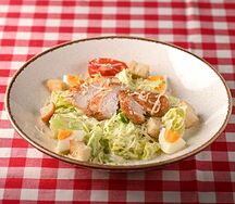 Салат с курицей и соусом Цезарь