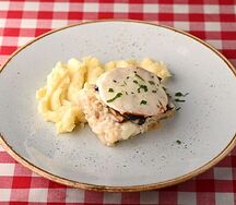 Запеченная белая рыба с грибами и помидорами