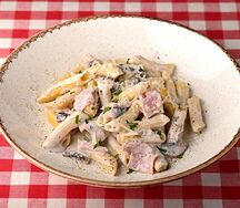 Пенне с ветчиной и грибами