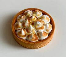 Тарт с начинкой из лимонного курда и шапочкой из нежной меренги фламбэ