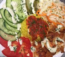 Шаурма на тарелке с рисом