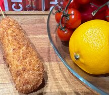 Корн-дог в панировочных сухарях на деревянном шомполе (жареные)