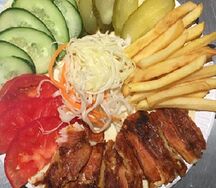 Шаурма на тарелке с картошкой фри