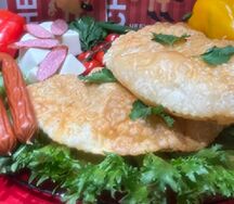 Чебурек с охотничьей колбасой и сыром моцарелла халяль