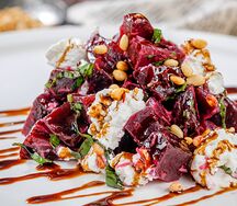 Запеченная свекла с козьим сыром и кедровыми орехами