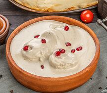 Пикантный салат с курицей и пряным ореховым соусом
