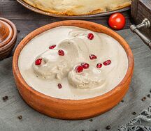 Закуска из куриного филе с пряным соусом из грецких орехов